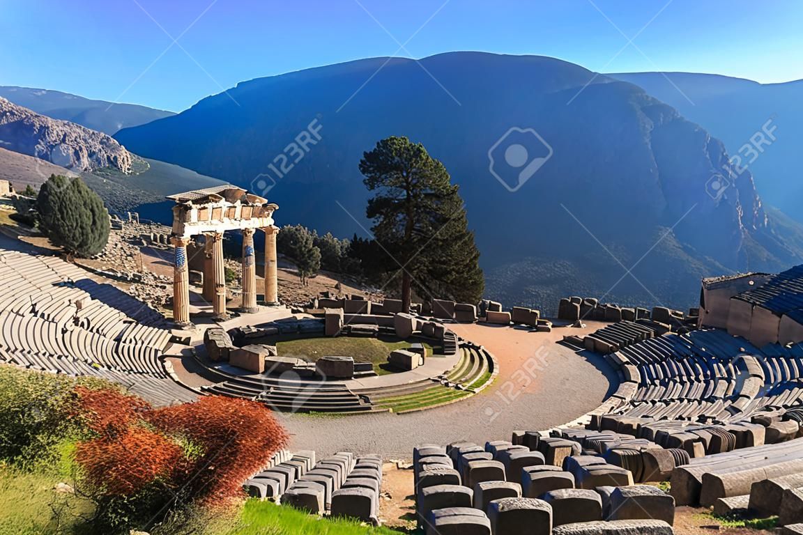 ruiny świątyni Athina Pronaia w starożytnym Delphi, Grecja