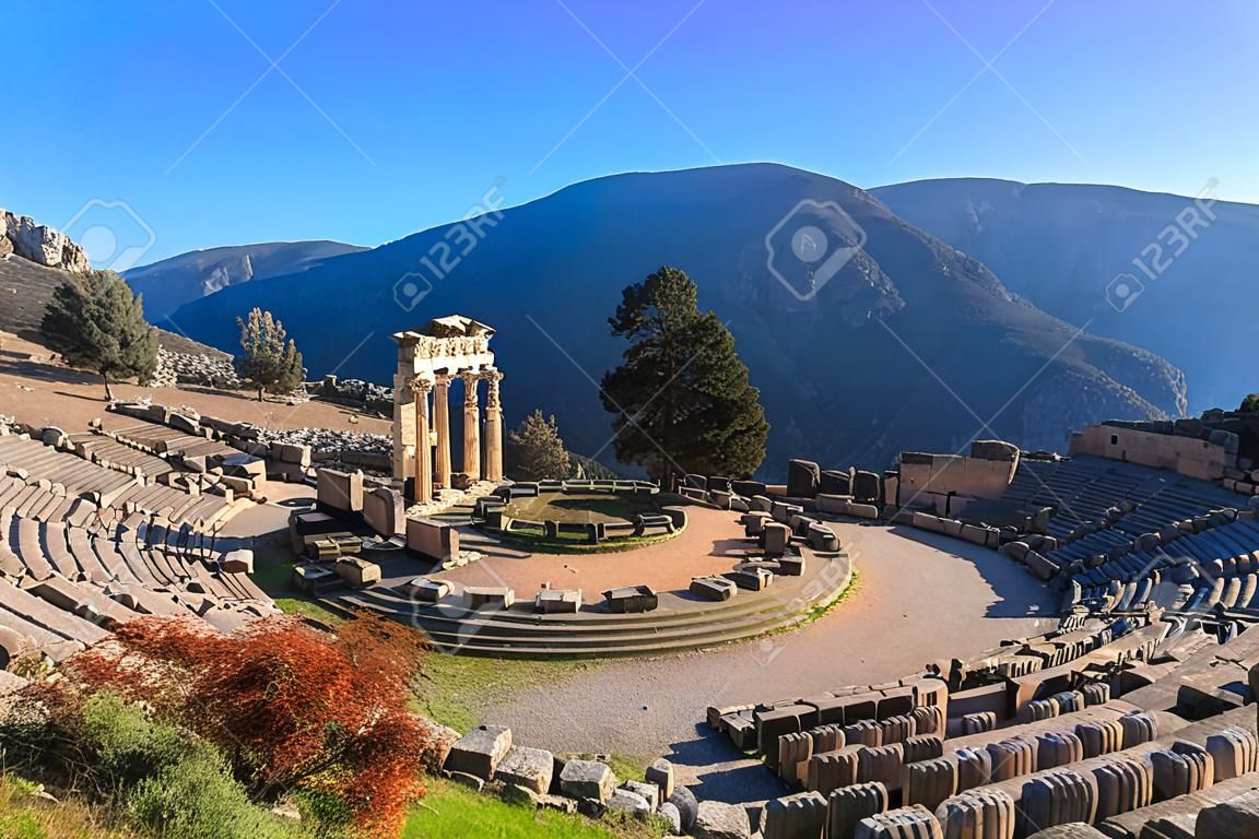 ruiny świątyni Athina Pronaia w starożytnym Delphi, Grecja