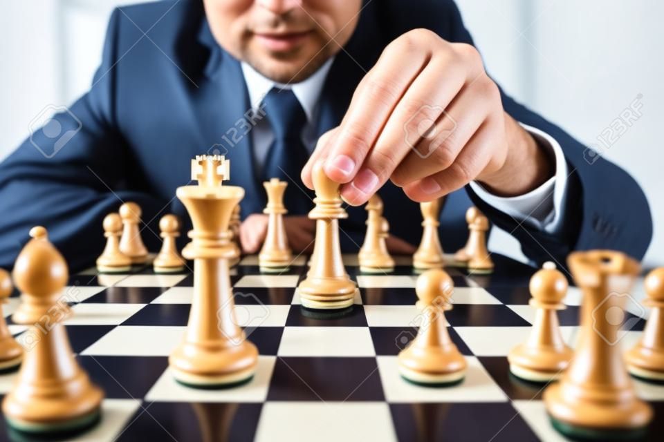 Le leadership d'un homme d'affaires jouant aux échecs et réfléchissant à un plan stratégique sur le renversement de l'équipe opposée et l'analyse du développement pour le succès de l'entreprise.