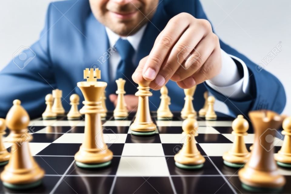 Le leadership d'un homme d'affaires jouant aux échecs et réfléchissant à un plan stratégique sur le renversement de l'équipe opposée et l'analyse du développement pour le succès de l'entreprise.