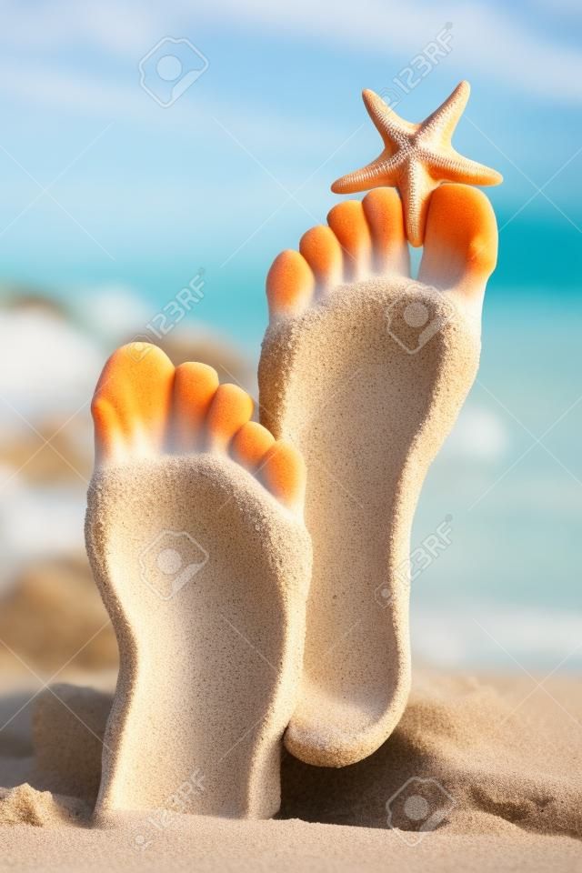 I piedi di sabbia con stelle marine.