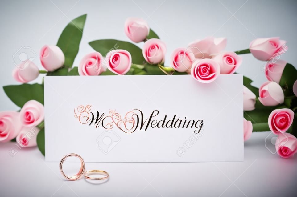 Concetto di nozze con rose e anelli