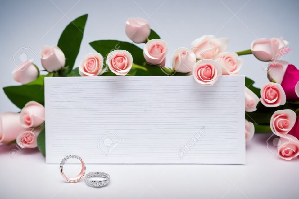 Concetto di nozze con rose e anelli