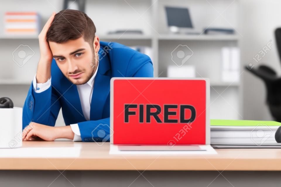 Jeune employé masculin licencié de son travail