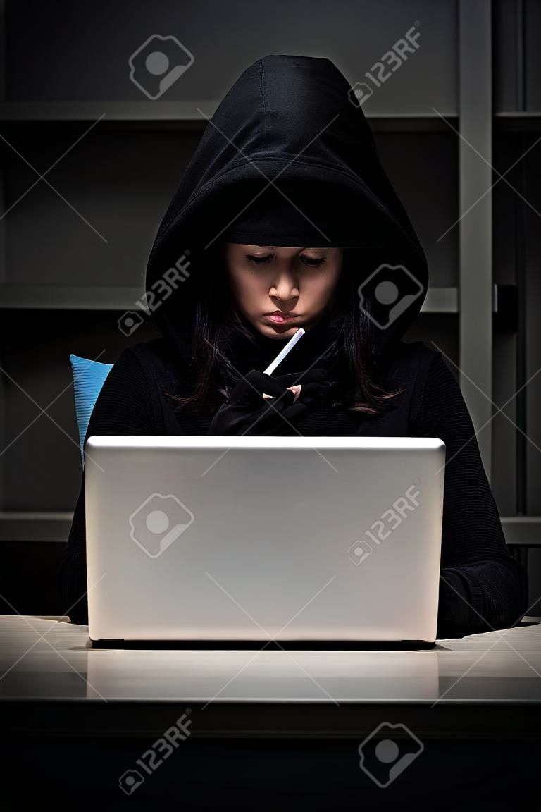 Femme pirate piratant le pare-feu de sécurité à la fin du bureau
