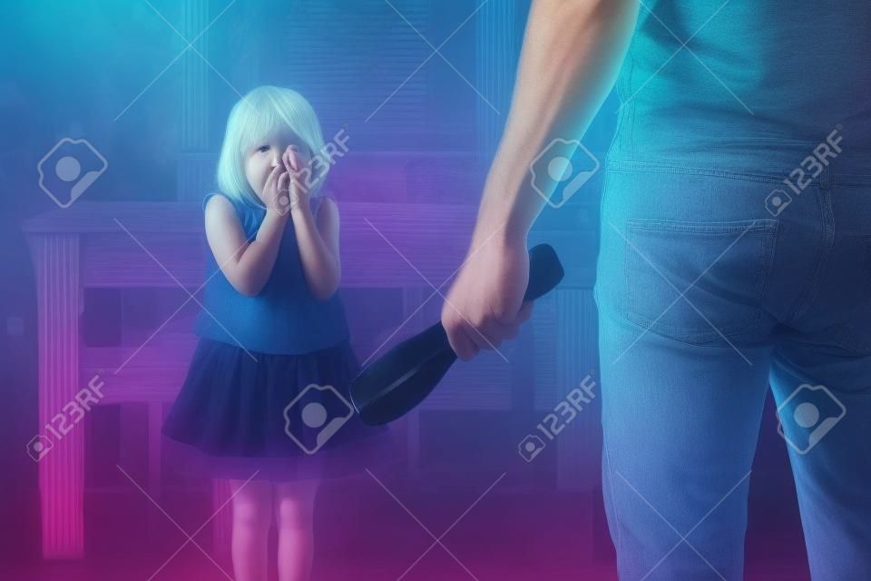 El padre enojado castigando a su hija