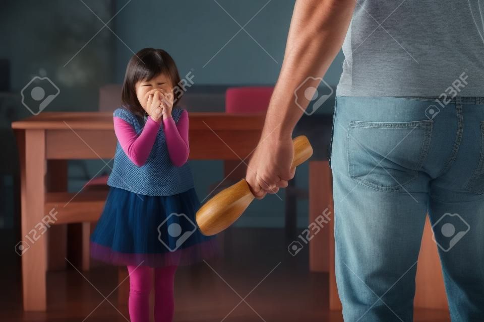 El padre enojado castigando a su hija