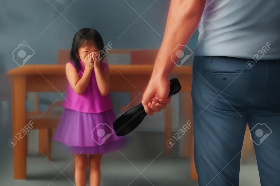 Der wütende Vater bestraft seine Tochter