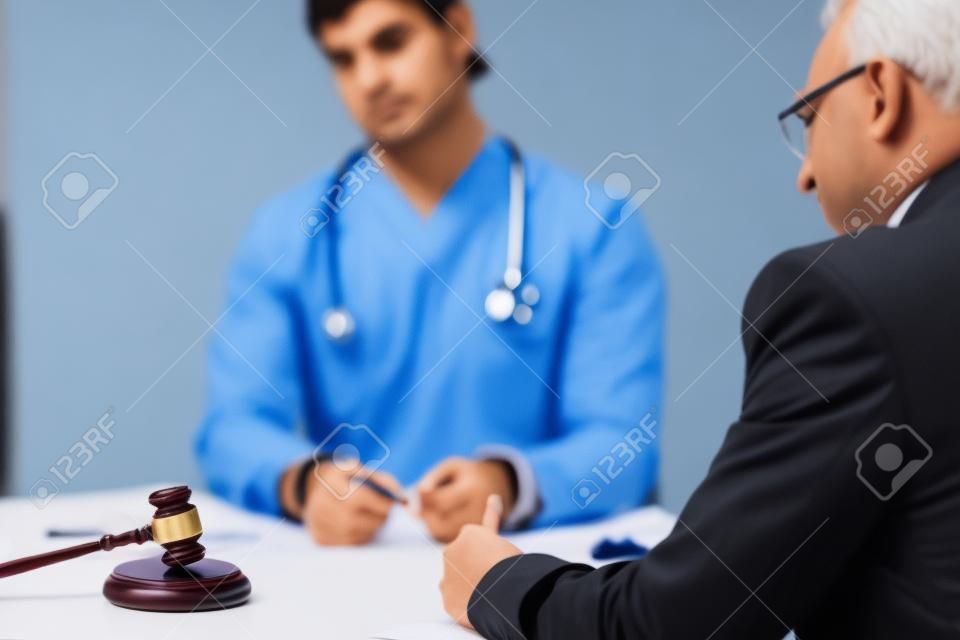 Mężczyzna lekarz w sądzie spotkanie z prawnikiem