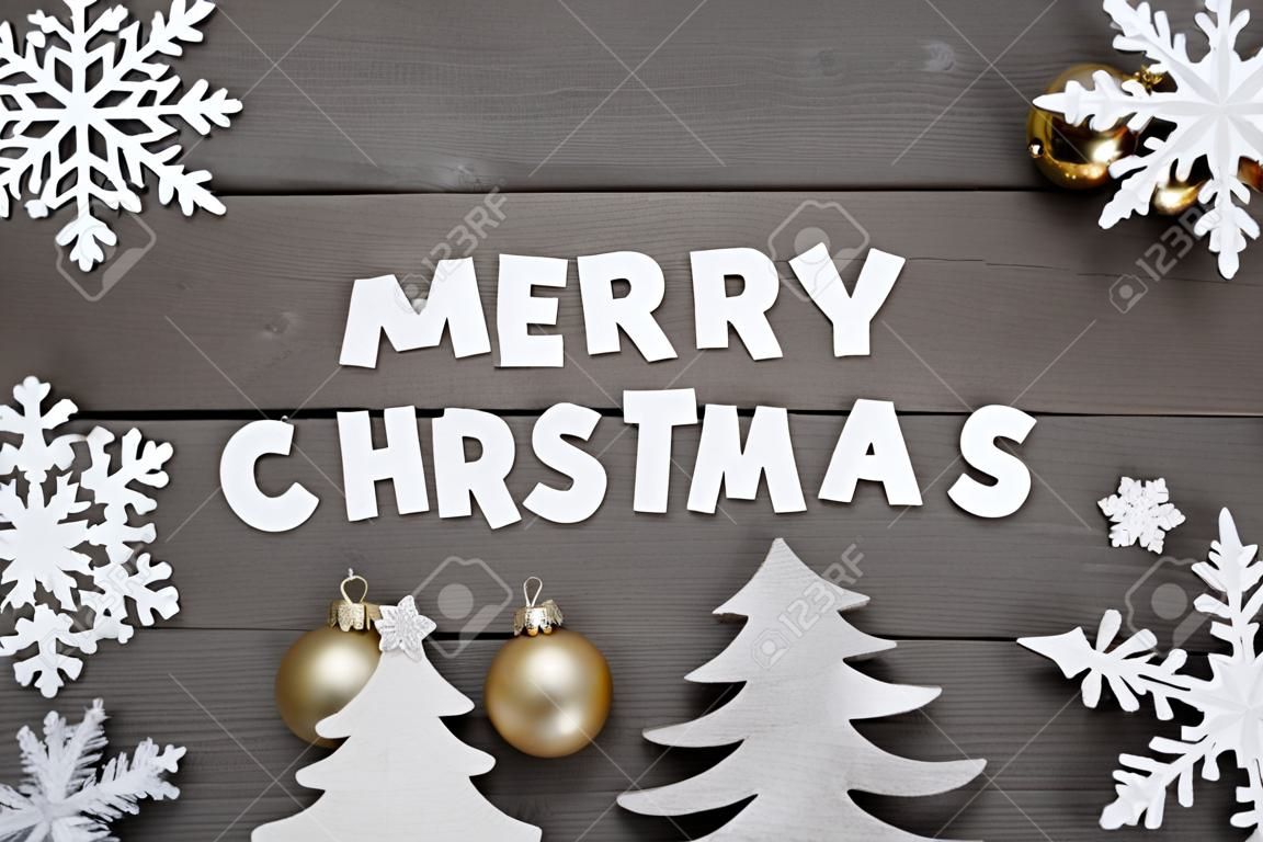 Lettere bianche Con Word Buon Natale Su sfondo di legno marrone. Greeting Card Natale. Grigio Rustico, Stile Vintage. Decorazioni di Natale, Albero di natale, fiocchi di neve, Pallone d'Oro Natale