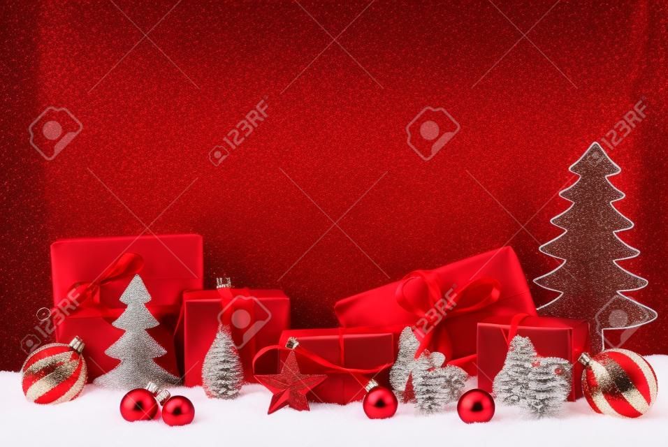 Czerwone miejsce na dekoracje świąteczne na reklamę