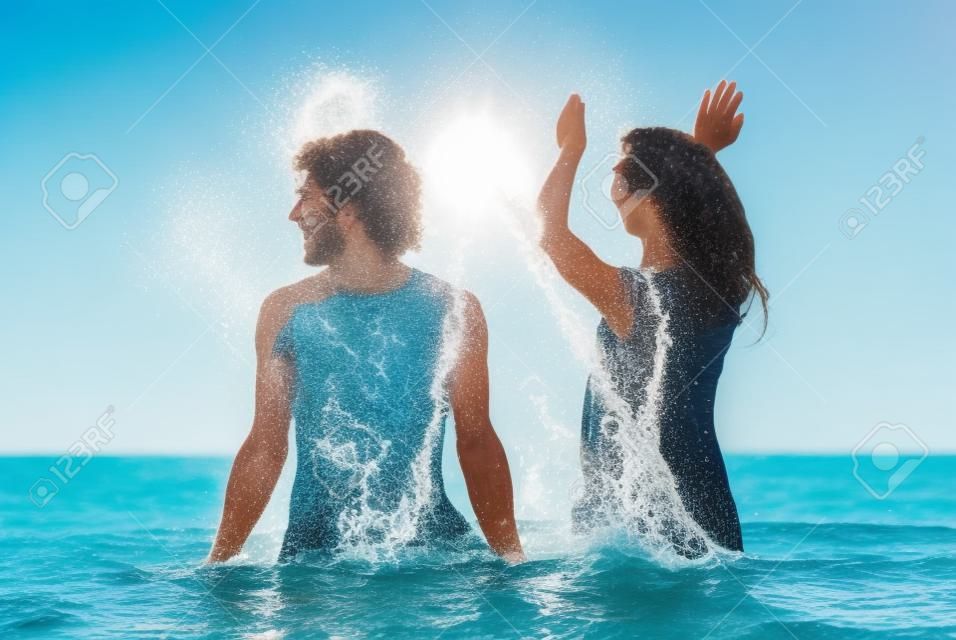 행복 한 젊은 커플 해변에서 바다에서 재미, 남자와 여자를 가진, 여름