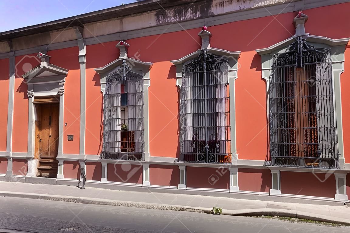 Mexico, kleurrijke koloniale Guadalajara huizen in historisch centrum in de buurt van de kathedraal van Guadalajara.