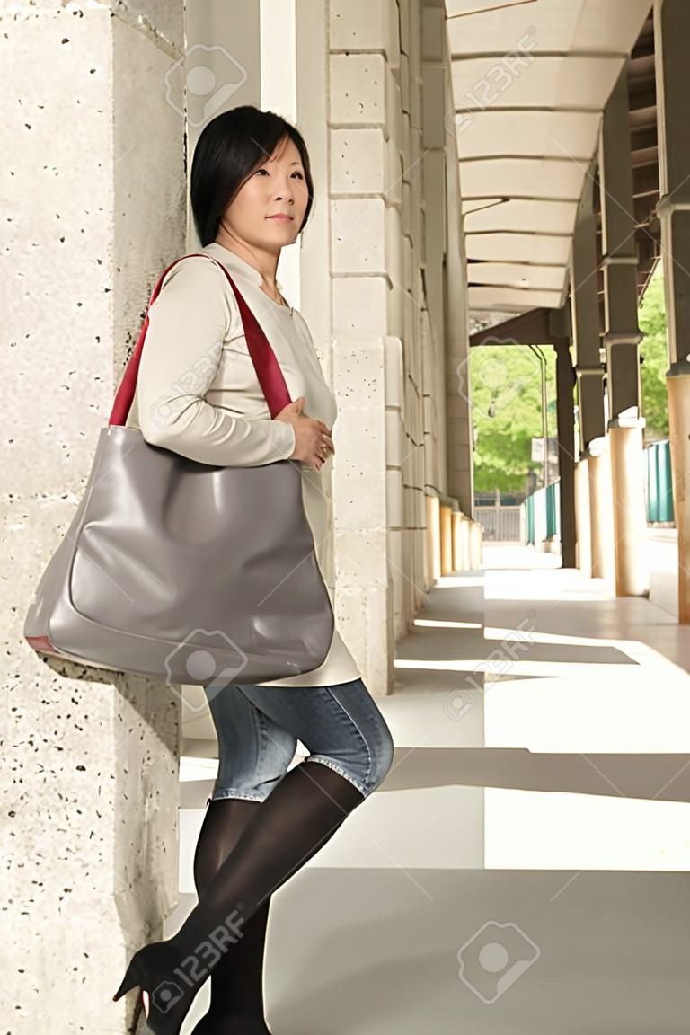 зрелая на улице Dreamstime