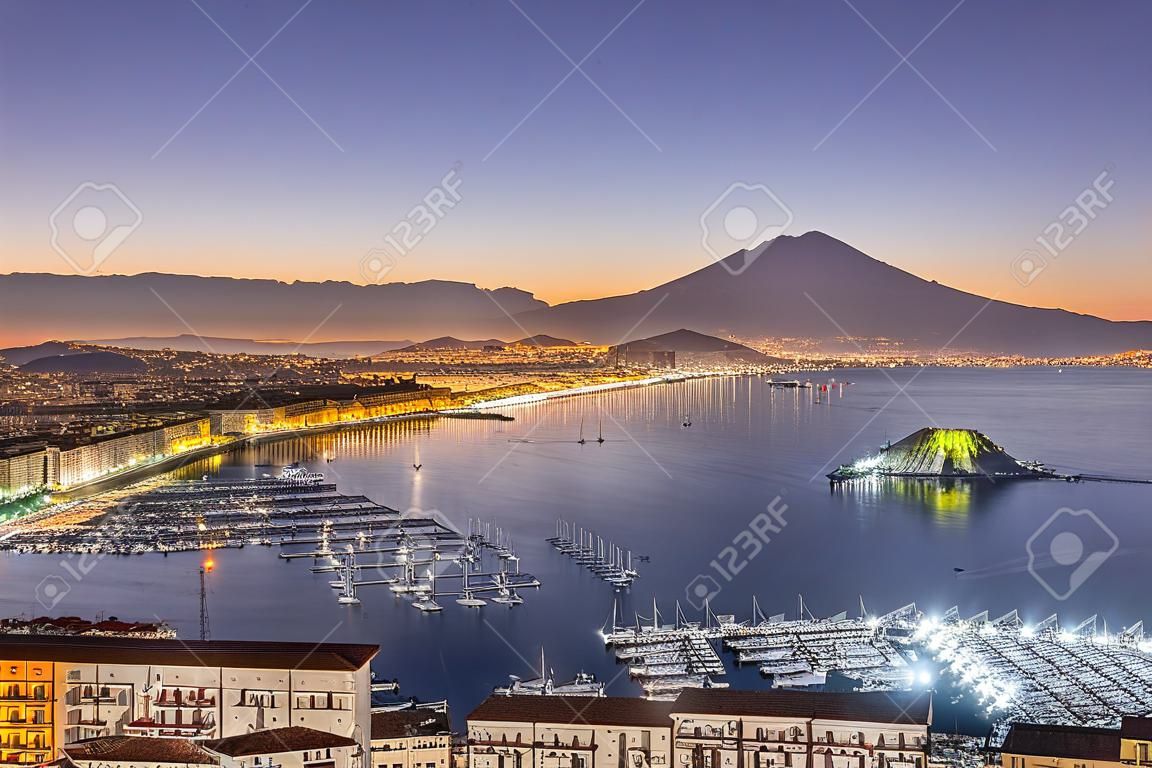 Le golfe de Naples avec le Vésuve avant le lever du soleil