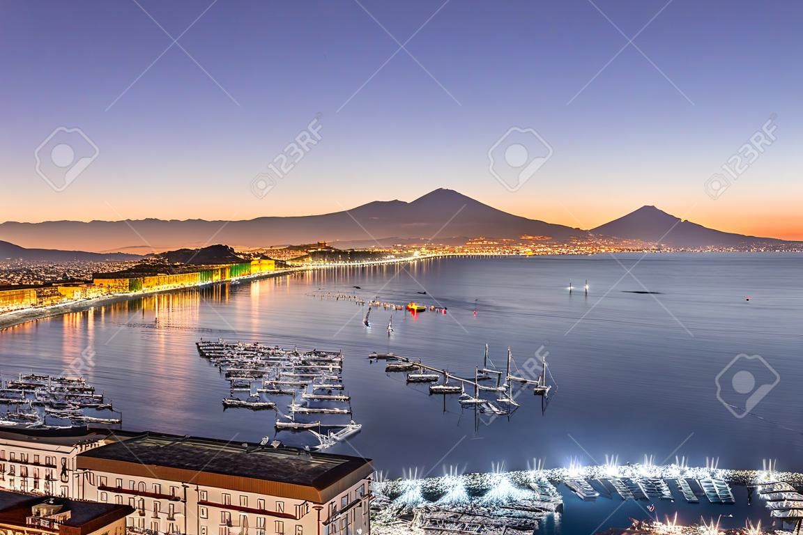 Le golfe de Naples avec le Vésuve avant le lever du soleil