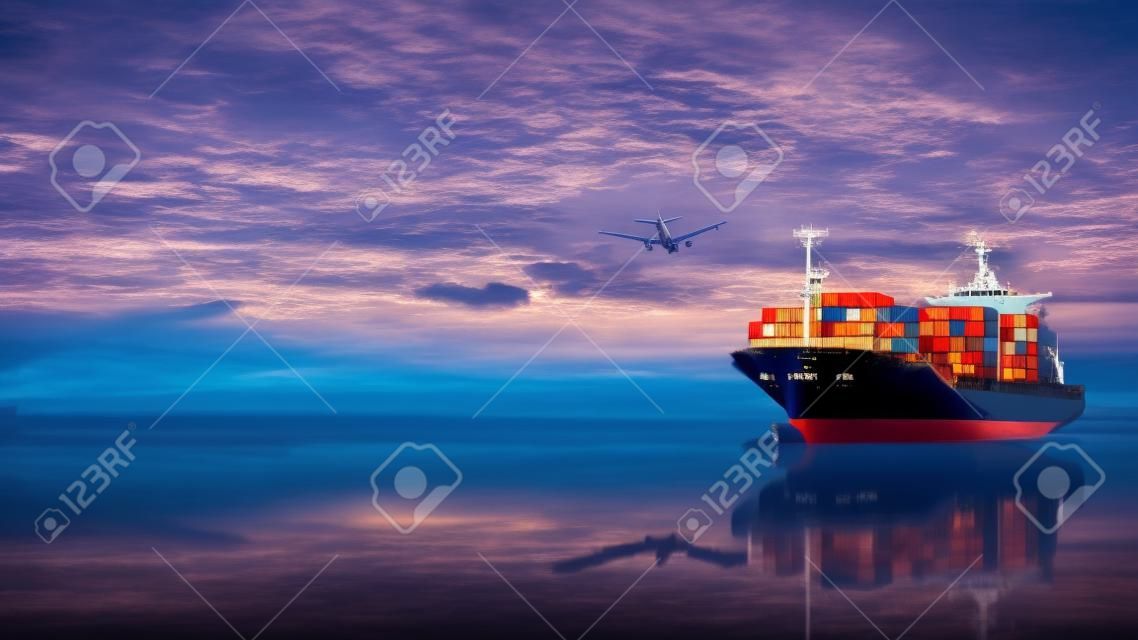 Logistique et transport de International Container Navire cargo et avion cargo dans l'océan à ciel crépusculaire, Fret, Livraison