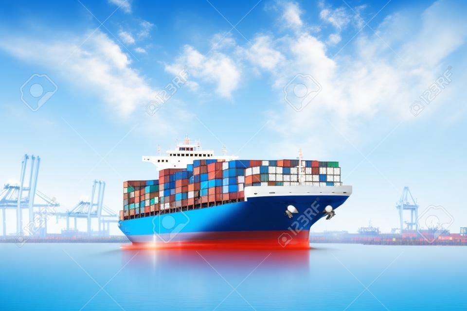 Logistieke import export achtergrond van Container Vrachtschip in zeehaven aan blauwe lucht, Vrachtvervoer