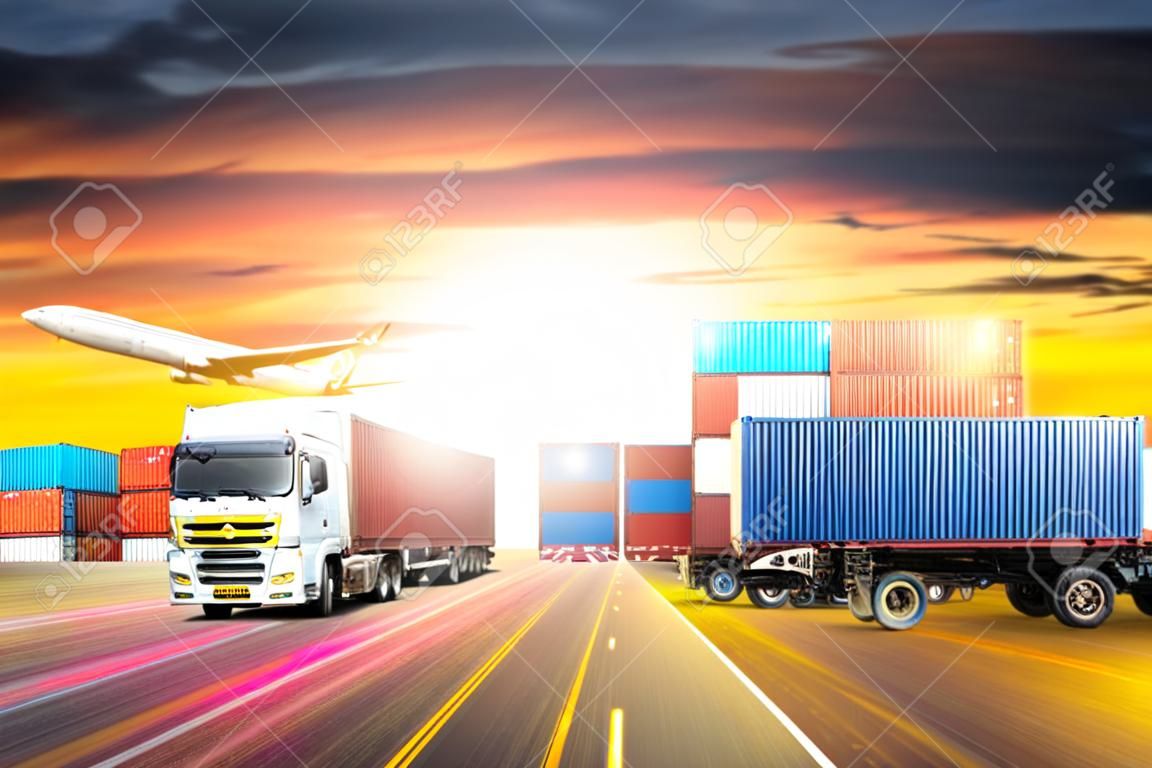Logistique import export fond et l'industrie des transports de navire de fret Container Cargo et avion de fret au ciel coucher de soleil