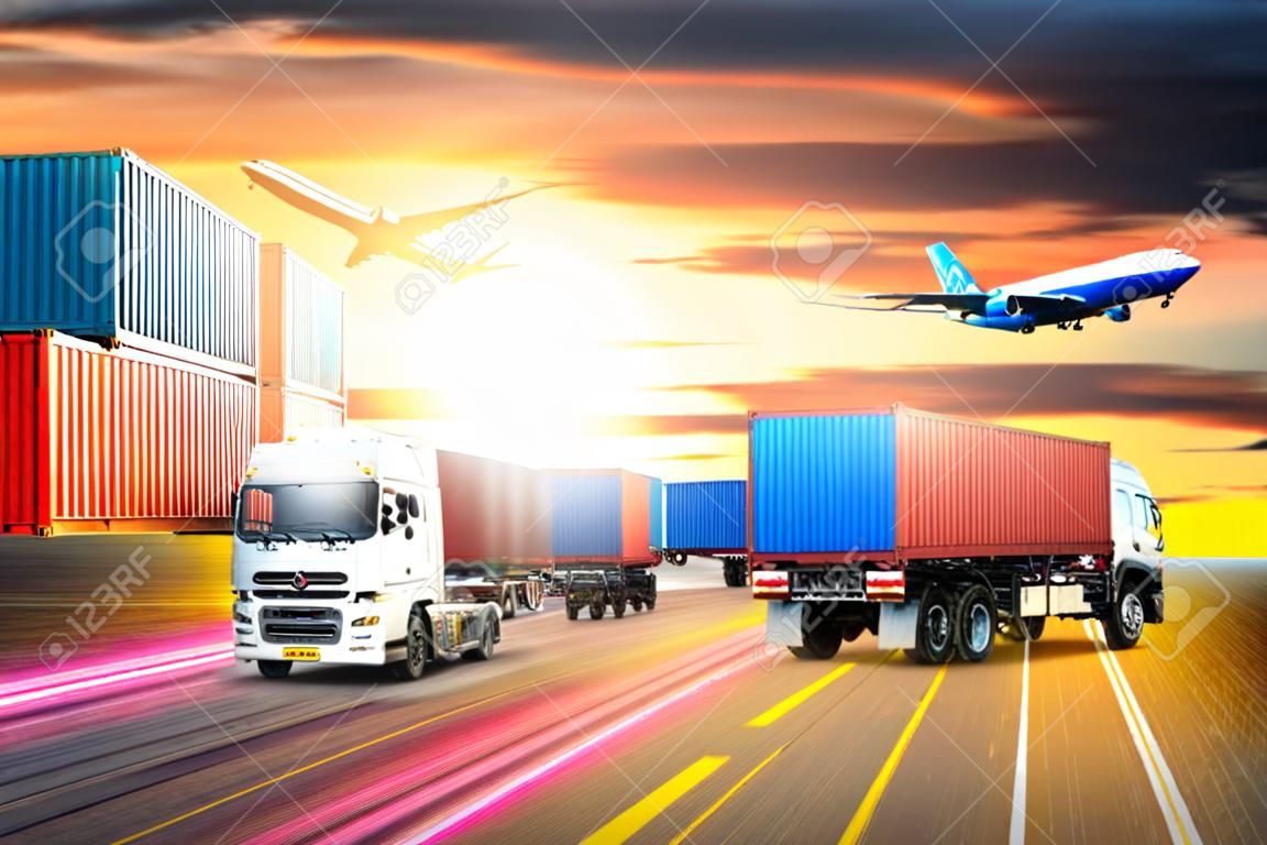 Logistieke import export achtergrond en transport industrie van Container Vrachtvrachtschip en Vrachtvliegtuig bij zonsondergang hemel