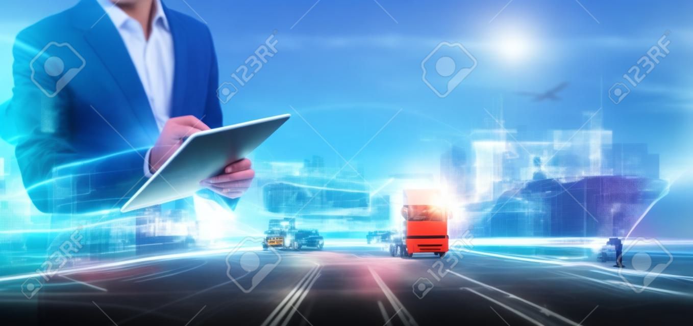 Inteligentna logistyka globalna koncepcja systemu zarządzania technologią biznesową i magazynową, biznesmen korzystający z tabletu kontrolującego dystrybucję dystrybucji importu eksportu, podwójna ekspozycja przyszłego transportu