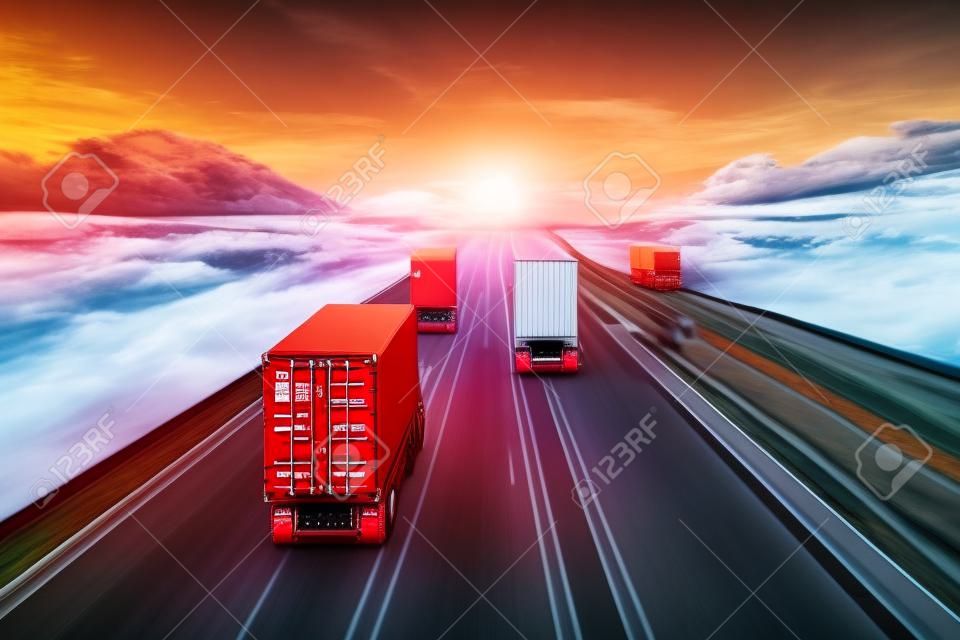 트럭 운송 및 물류 화물 수입 수출 개념, 빨간색 컨테이너가 있는 트럭이 모션 블러, 공중 전망, 운송 산업 배경에서 일몰 하늘에서 고속도로를 달리고 있습니다.