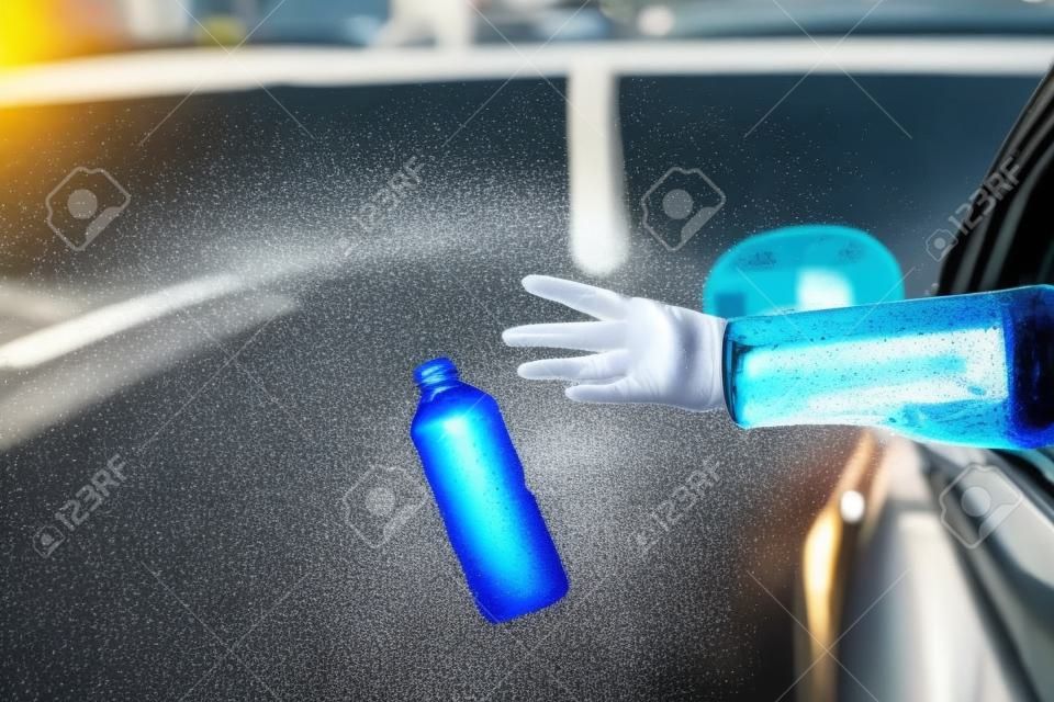 Chauffeur het weggooien van plastic fles uit auto raam op de weg. Milieubehoud. Plastic vervuiling concept