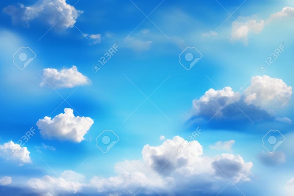 Witte wolken in de blauwe lucht op daglicht