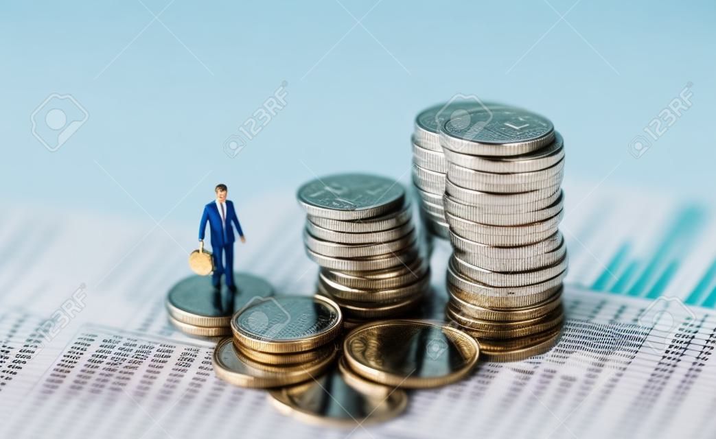 pièces empilées homme d'affaires et financier sur papier millimétré avec calculatrice analyse de l'argent du concept d'investissement des entreprises