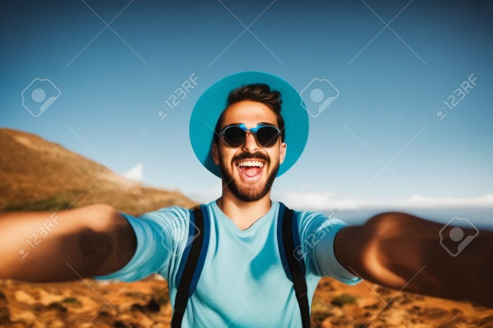 Joven hipster masculino haciendo selfie en Tenerife, Islas Canarias
