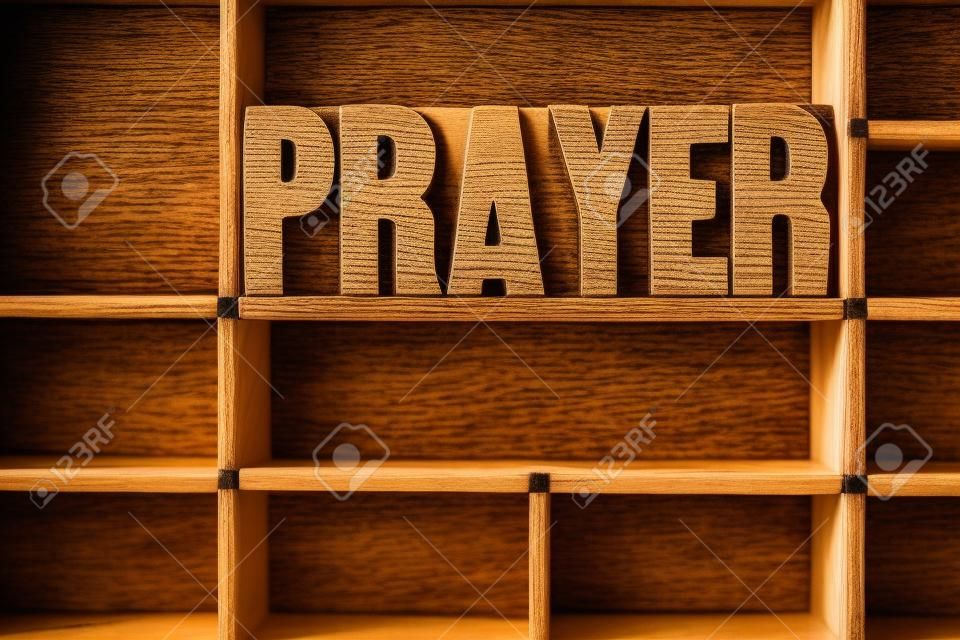 Modlitwa słowo napisane w zabytkowe drewniane zabezpieczające typu w drewnianym typu szuflady.
