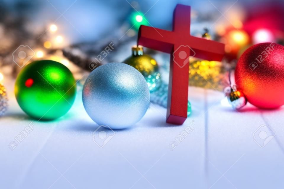 Una croce santa cristiana e lo sfondo del tema delle vacanze di Natale.