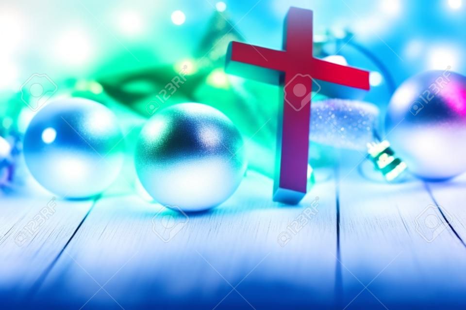 Una croce santa cristiana e lo sfondo del tema delle vacanze di Natale.