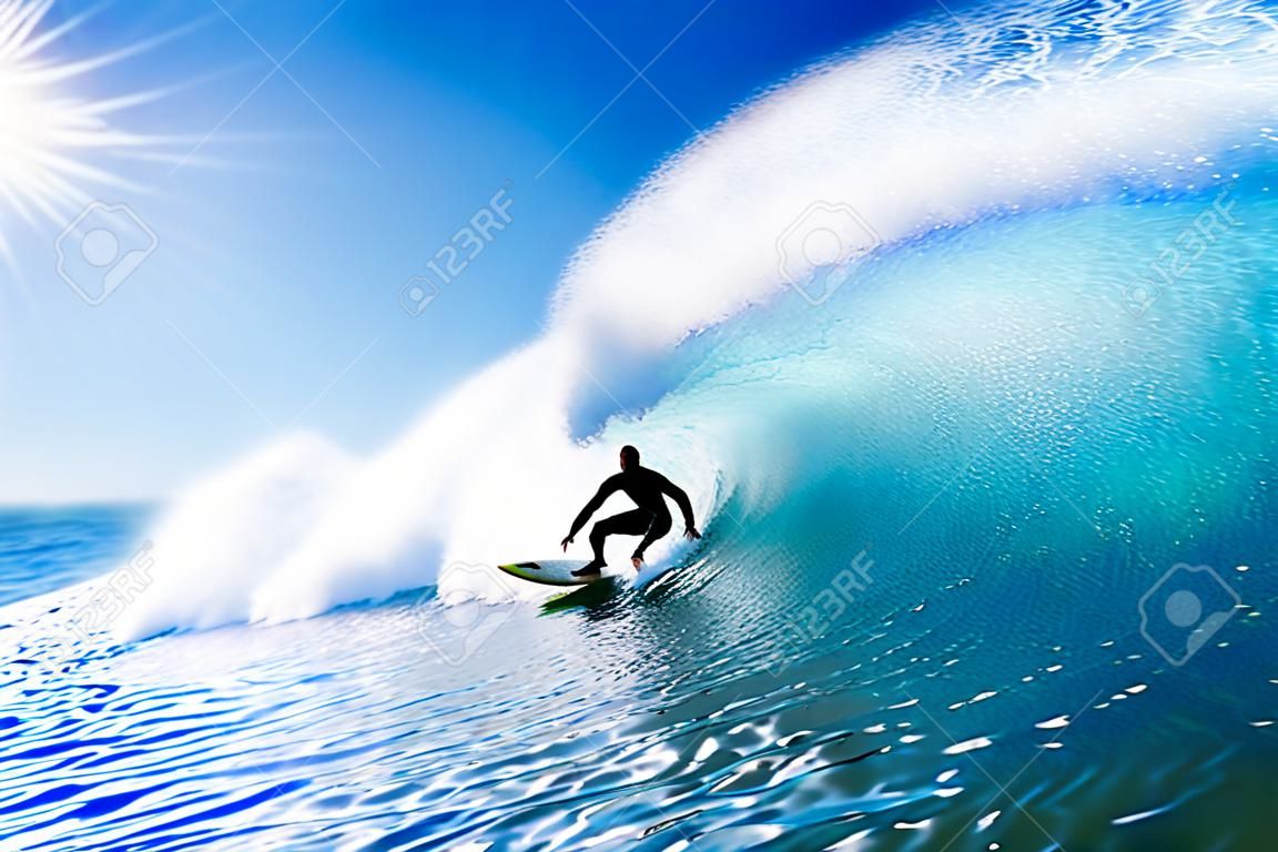Mavi okyanus dalgası üzerinde sörfçü