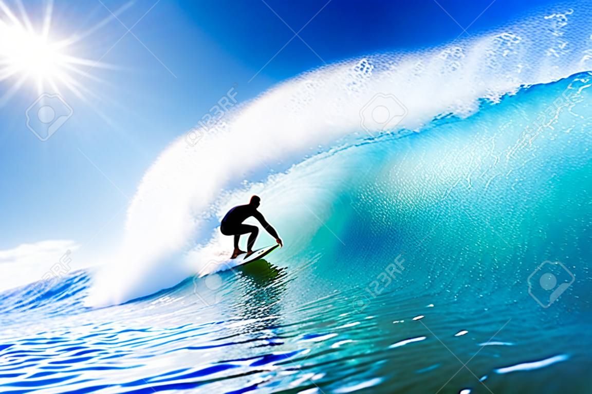 Surfer sur Blue Ocean Wave