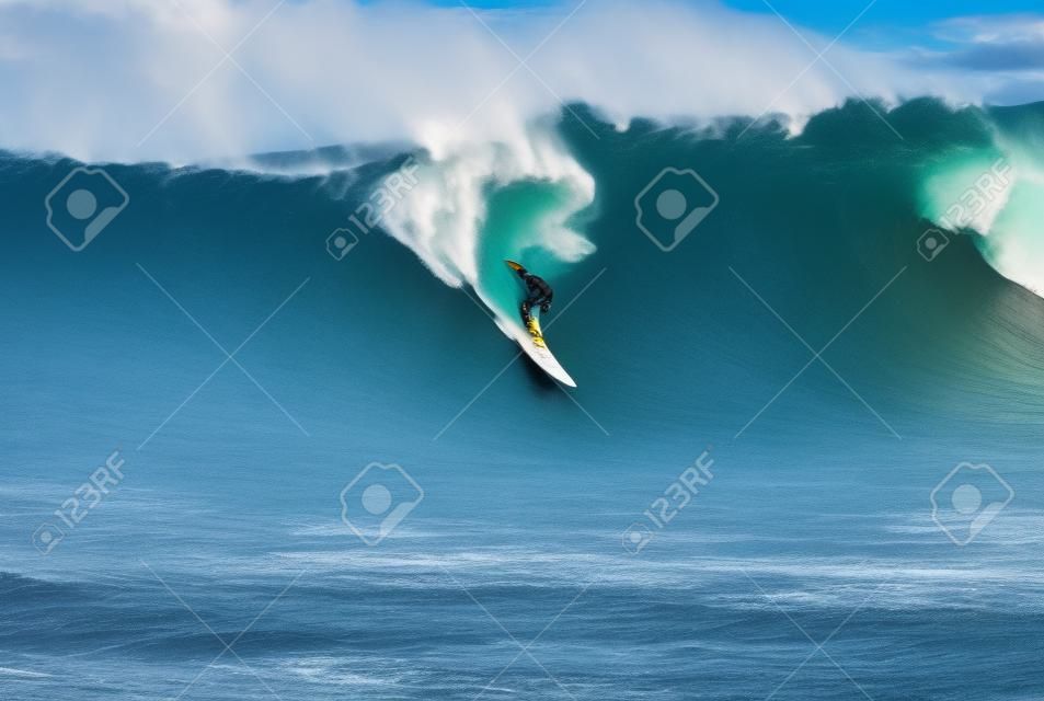 Surfer Extreme equitación ola gigante del océano en Hawaii