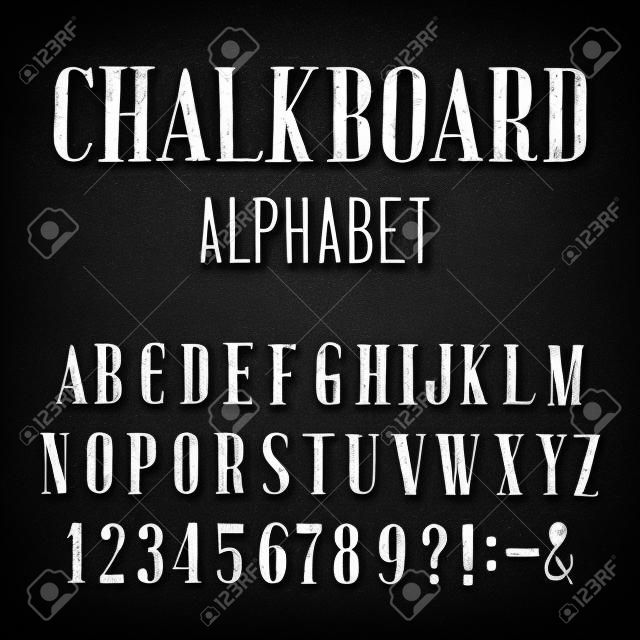 Tafel-Alphabet Vector Font. Geben Sie Buchstaben Zahlen und Satzzeichen. Distressed Kreide Vektor-Serif-Schriftart auf dem dunklen Hintergrund. Hand gezeichneten Buchstaben.