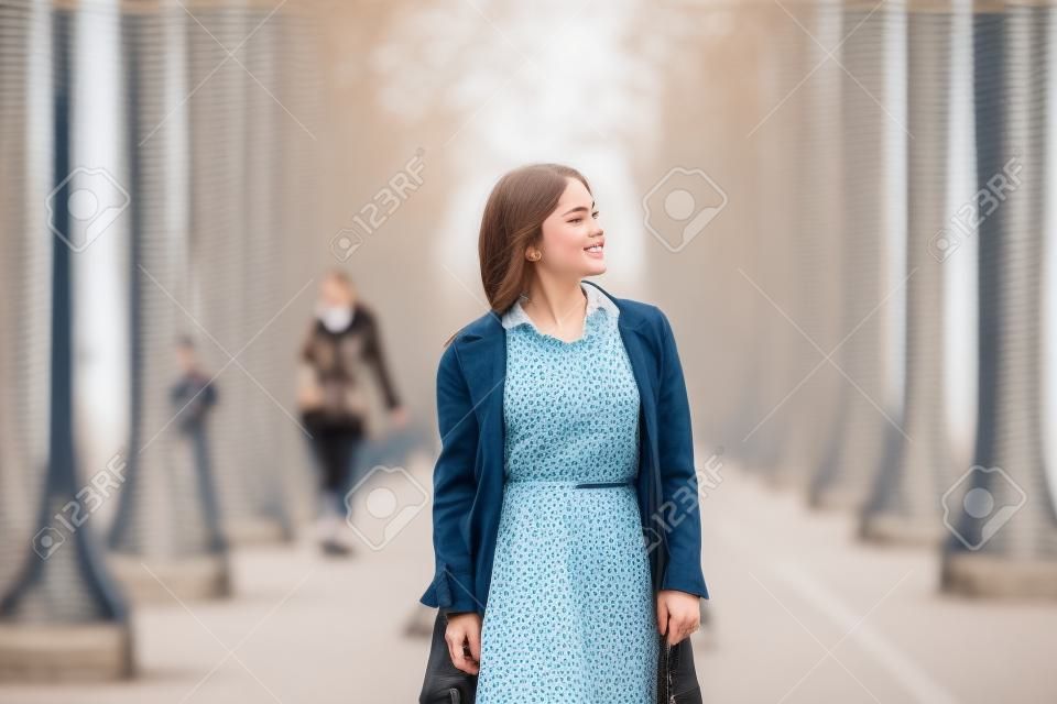 Piękna młoda dziewczyna na moście bir-hakeim w dniu jesieni lub wiosny. Paryż, Francja