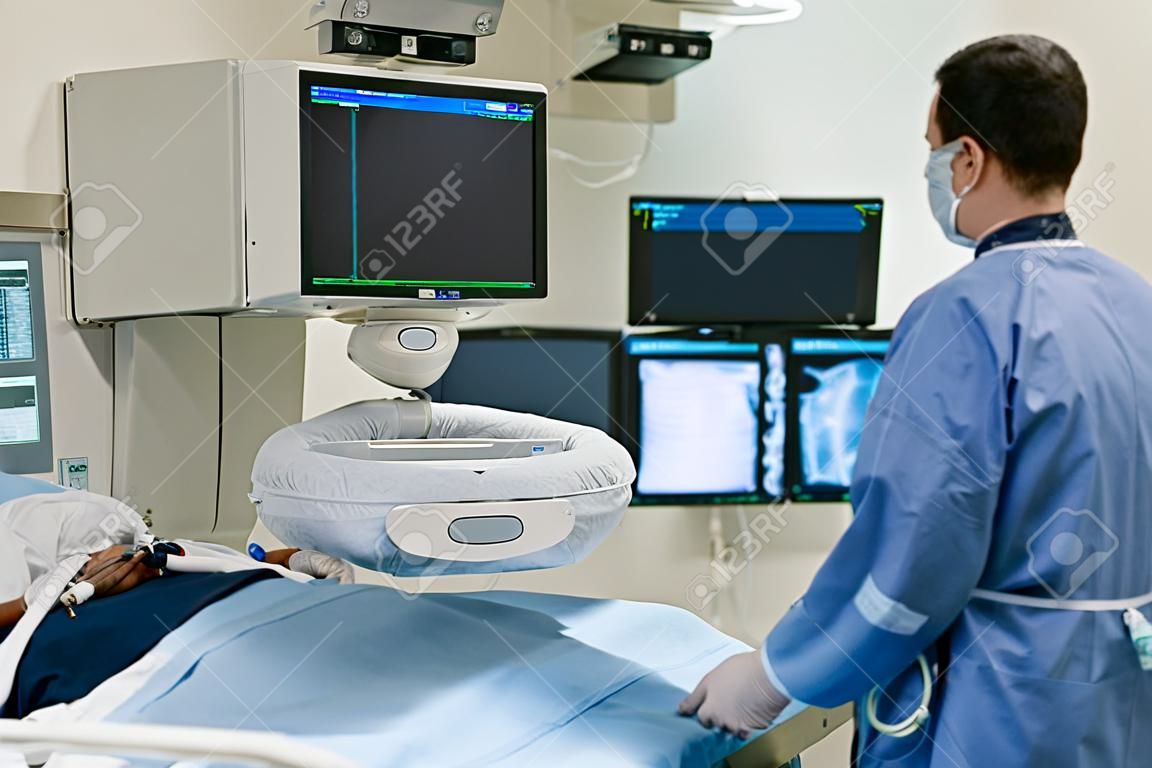 Katheterlabor im modernen Krankenhaus mit Arzt und Patient