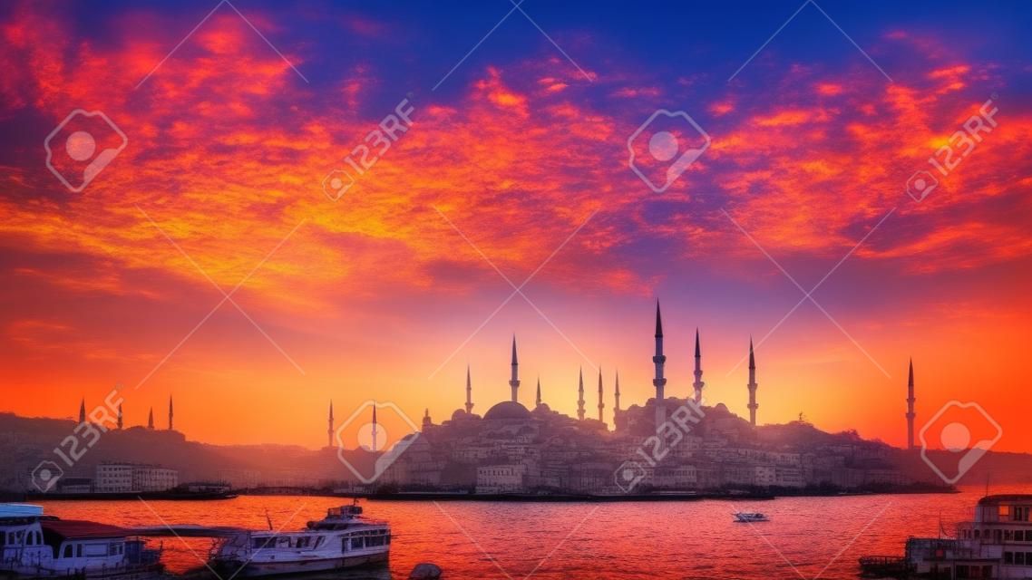 Beau paysage de lever de soleil d'istanbul avec un ciel coloré. concept de dinde de voyage.