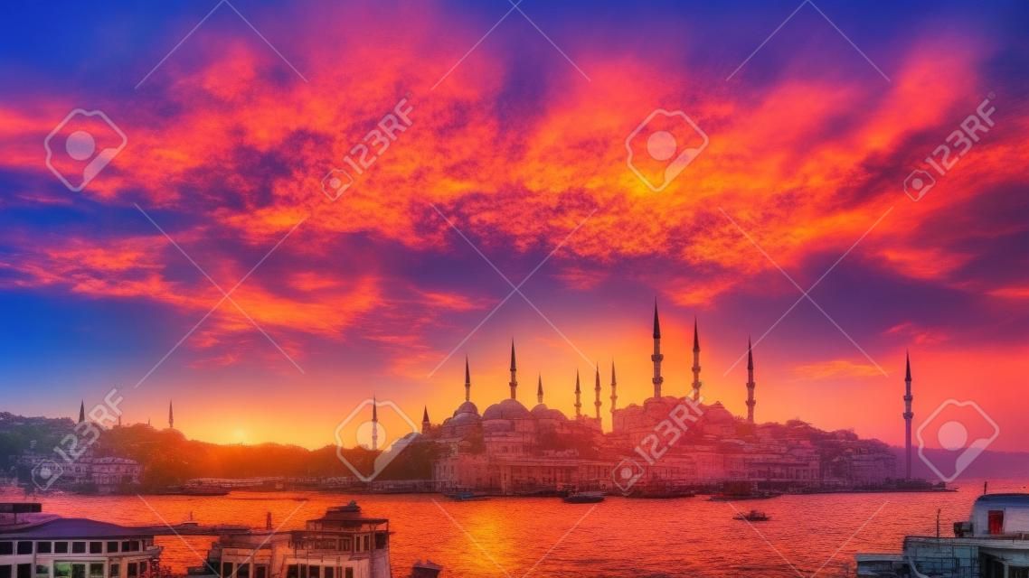 Beau paysage de lever de soleil d'istanbul avec un ciel coloré. concept de dinde de voyage.