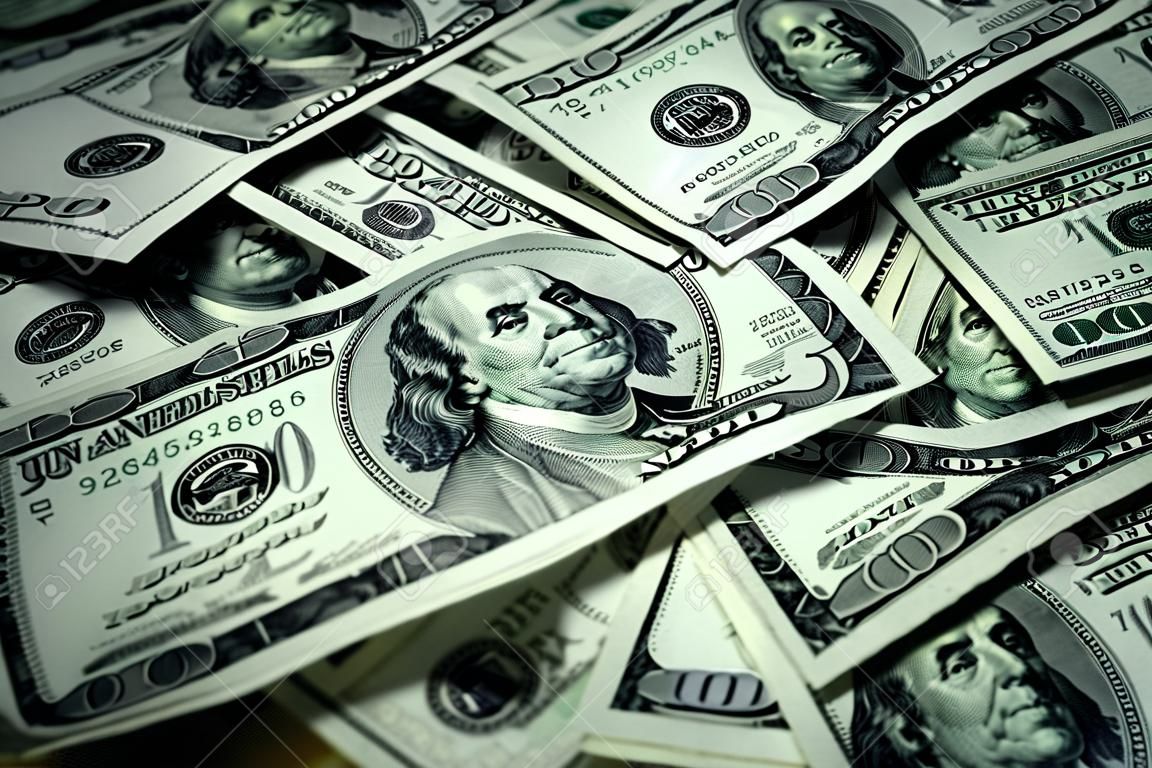 Close-up van honderd dollar biljetten in een stapel