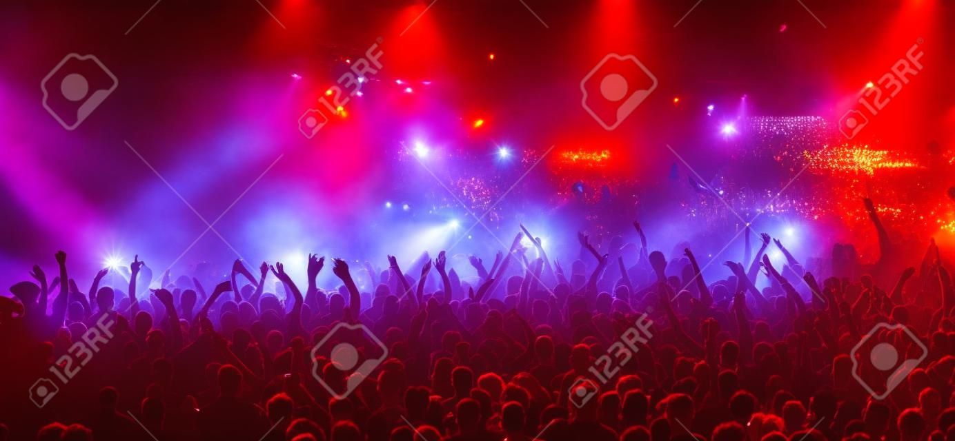 Acclamation de joie foule lors d'un concert
