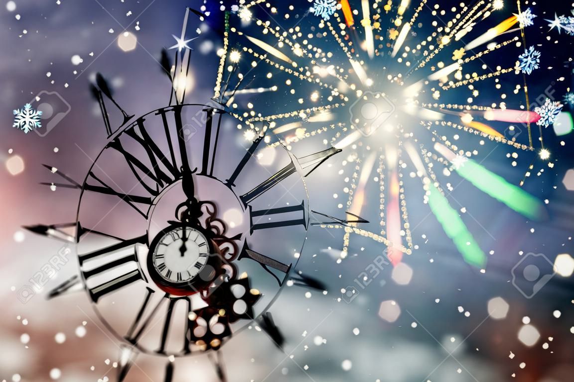 Neujahrs um Mitternacht - alte Uhr mit Sternen Schneeflocken und Lichterkette