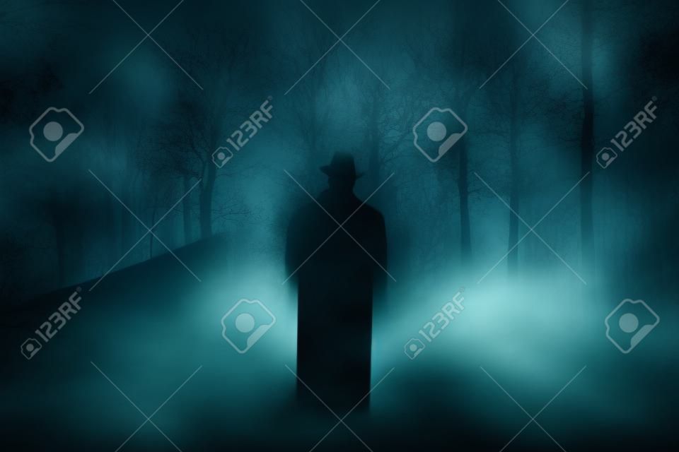 Arrière-plan d'horreur d'une figure fantomatique dans une forêt enchantée par une nuit sombre et brumeuse. Notion d'Halloween