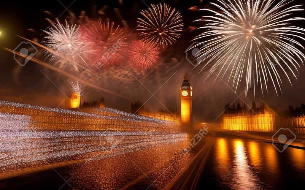 Big ben z fajerwerkami - obchody nowego roku w budynku parlamentu, londyn, wielka brytania