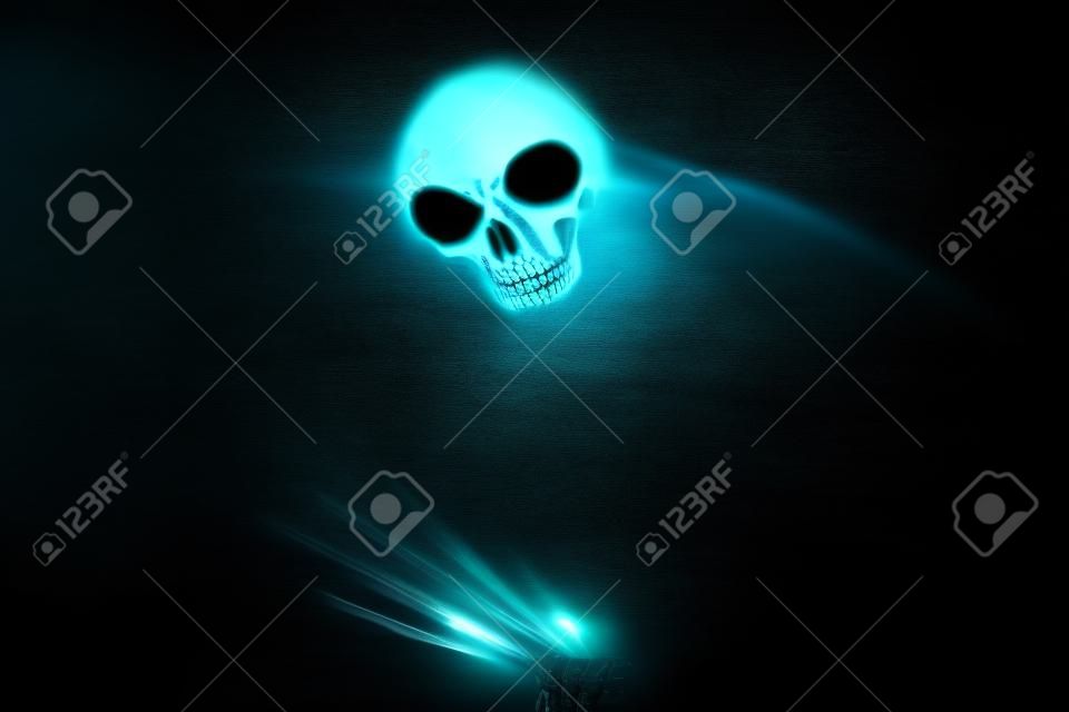 Esqueleto de terror o parca detrás del cristal mate. concepto de festival de halloween imagen borrosa