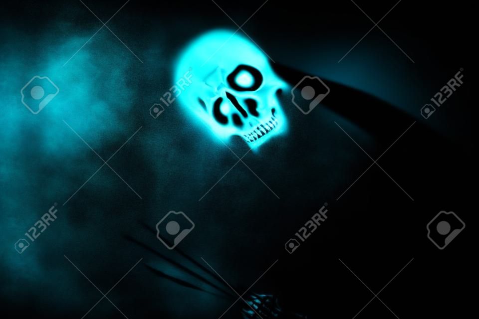Esqueleto de terror o parca detrás del cristal mate. concepto de festival de halloween imagen borrosa