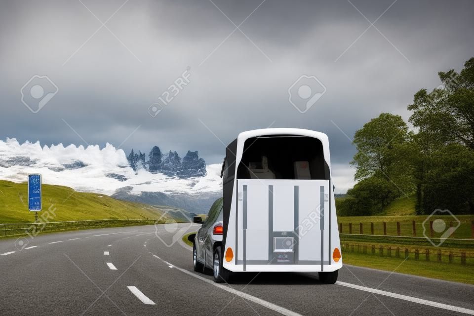 有马拖车的汽车在路在瑞士。