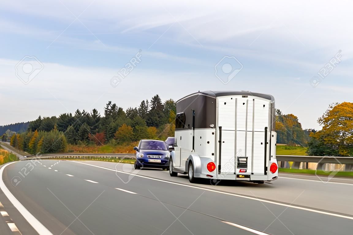 Автомобиль С Прицепом Для Лошади На Дороге В Швейцарии. Фотография, картинки,  изображения и сток-фотография без роялти. Image 90783979